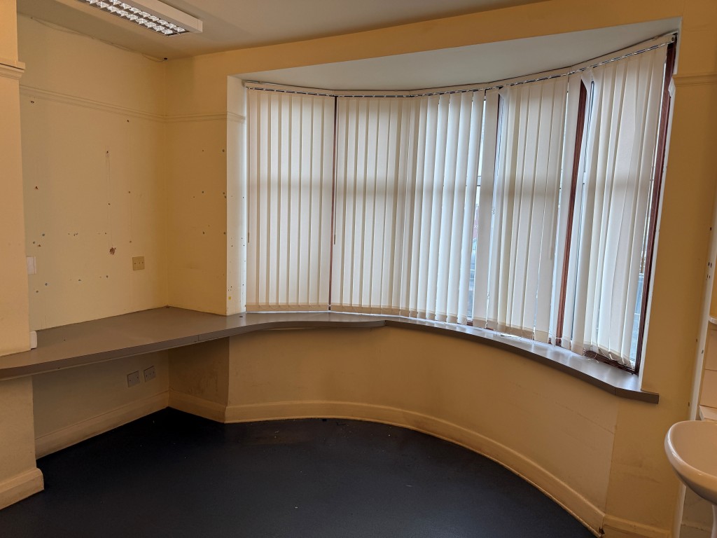 Lot: 36 - FORMER DOCTORS SURGERY WITH POTENTIAL FOR RESIDENTIAL CONVERSION - GF front consulting 3 room with window